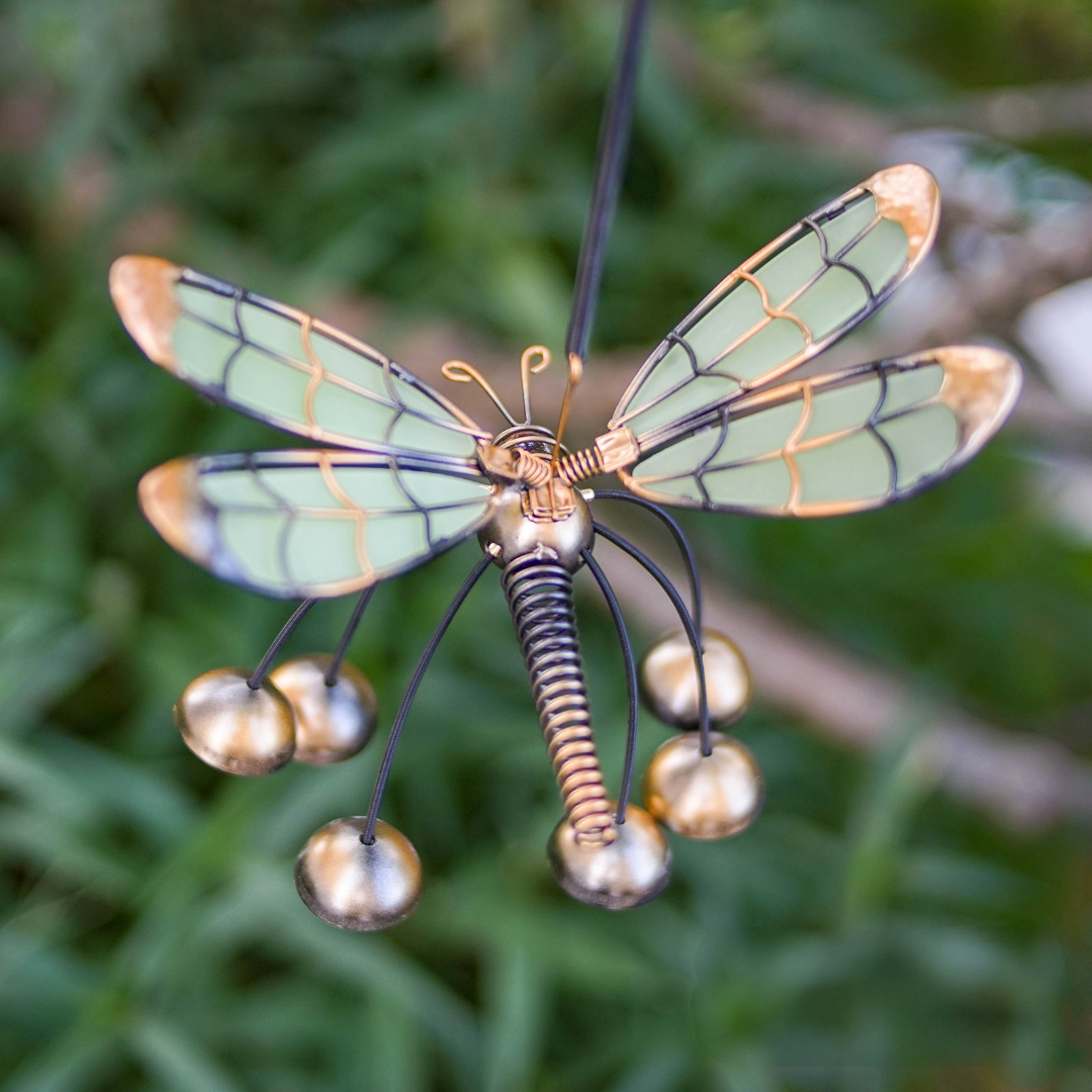 Libellule phosphorescente avec clochettes