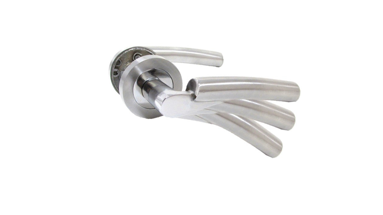 Modern Fresh Chrome Duo Verona Style Curved on Round Rose Lever Door Handles  D1