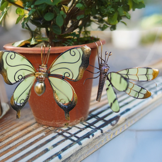 Suspension en verre en forme de libellule et de papillon qui brille dans le noir