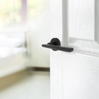 Poignée de porte UNO moderne noire mate à levier sur rosace, loquet intérieur, poignées de portes intérieures