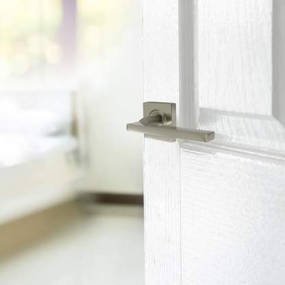 Poignée de porte UNO en nickel satiné, levier moderne sur rosace carrée, poignées à loquet internes