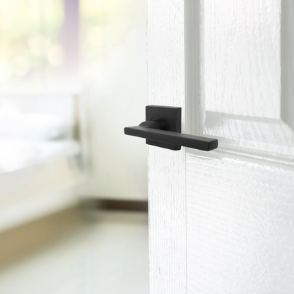 Poignée de porte UNO noire mate à levier sur rosace carrée, loquet intérieur, poignées de portes en bois