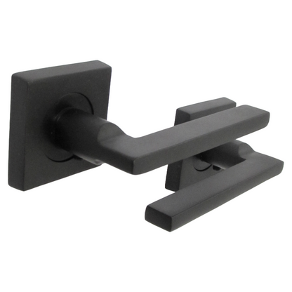 Poignée de porte UNO noire mate à levier sur rosace carrée, poignées intérieures en bois + loquet et charnières de 64 mm