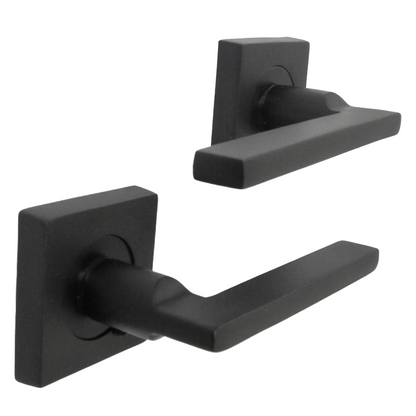 Poignée de porte UNO noire mate à levier sur rosace carrée pour portes intérieures en bois + loquet de 64 mm