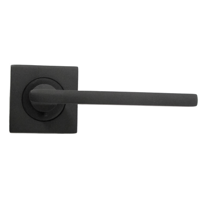 Poignée de porte UNO noire mate à levier sur rosace carrée, poignées intérieures en bois + loquet et charnières de 64 mm