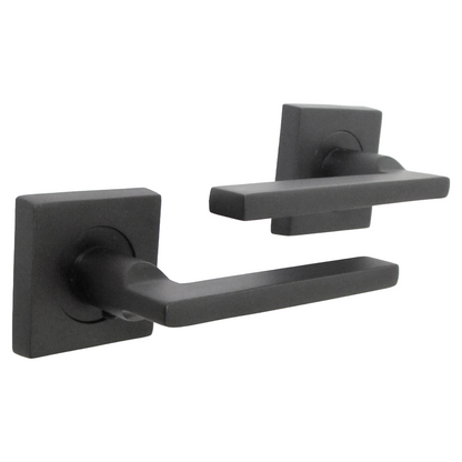 Poignée de porte UNO noire mate à levier sur rosace carrée, poignées intérieures en bois + loquet et charnières de 64 mm