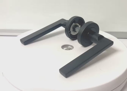 Poignée de porte UNO moderne noire mate avec levier sur rosace, poignées intérieures + loquet et charnières de 64 mm