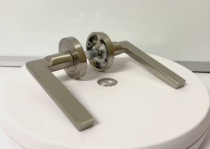 Poignée de porte UNO moderne en nickel satiné avec rosace et loquet de 64 mm